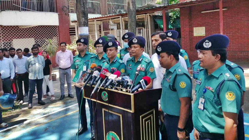 ২০ নম্বরের পুলিশ ধরে টানাটানি করলে তো হবে না