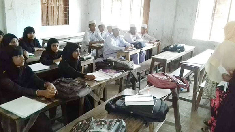 ক্লাস নিচ্ছেন শিক্ষক