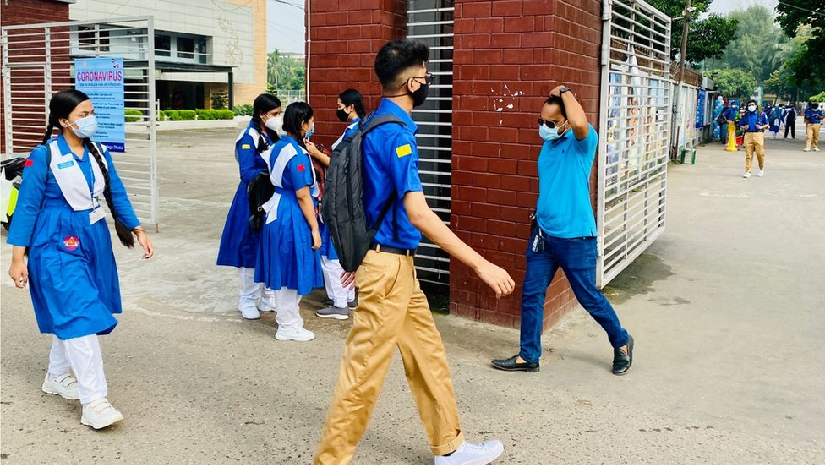 রাজধানীর একটি শিক্ষা প্রতিষ্ঠানে শিক্ষার্থীরা