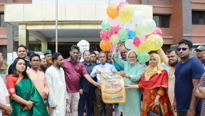 বেলুন উড়িয়ে বিশ্ববিদ্যালয় দিবসের উদ্বোধন করেন উপাচার্য
