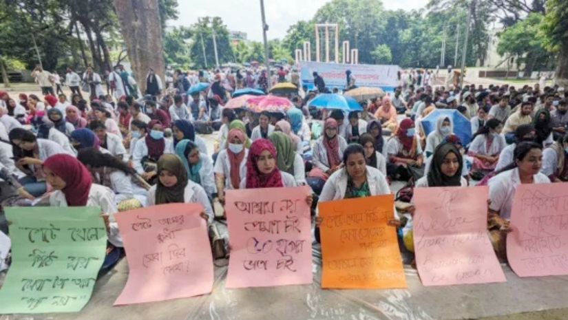 শহীদ মিনারে অবস্থান ধর্মঘট করে কর্মবিরতি করছেন ট্রেইনি চিকিৎসকরা