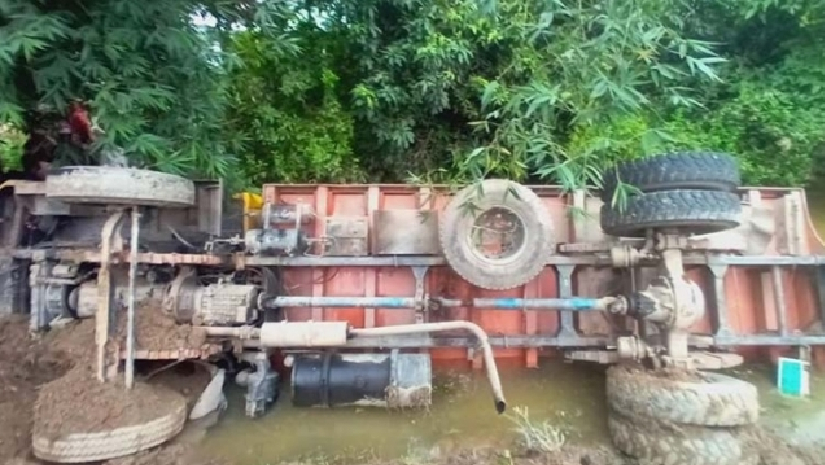 দূর্ঘটনায় উল্টে যাওয়া ট্রাক
