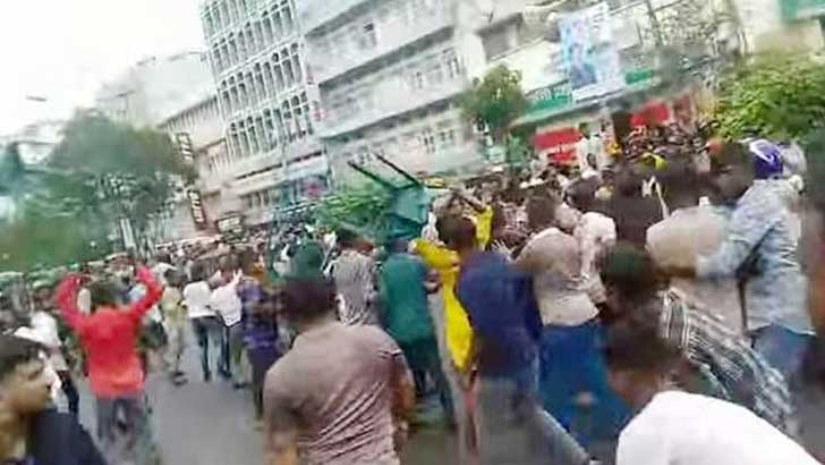 আওয়ামী লীগের দু’পক্ষের মধ্যে চেয়ার ছোড়াছুড়ি