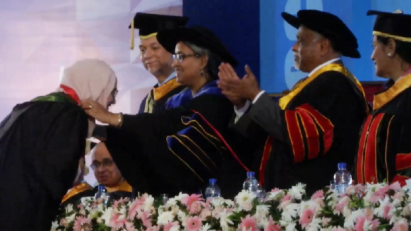 নর্থ সাউথ ইউনিভার্সিটির সমাবর্তনে এক শিক্ষার্থীকে পদক পরিয়ে দিচ্ছেন শিক্ষামন্ত্রী ডা. দীপু মনি