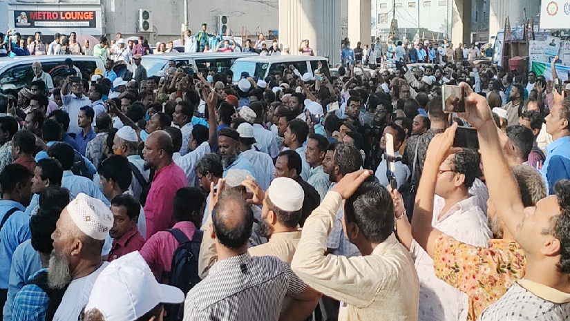 জাতীয়করণের দাবিতে আন্দোলনরত শিক্ষকরা