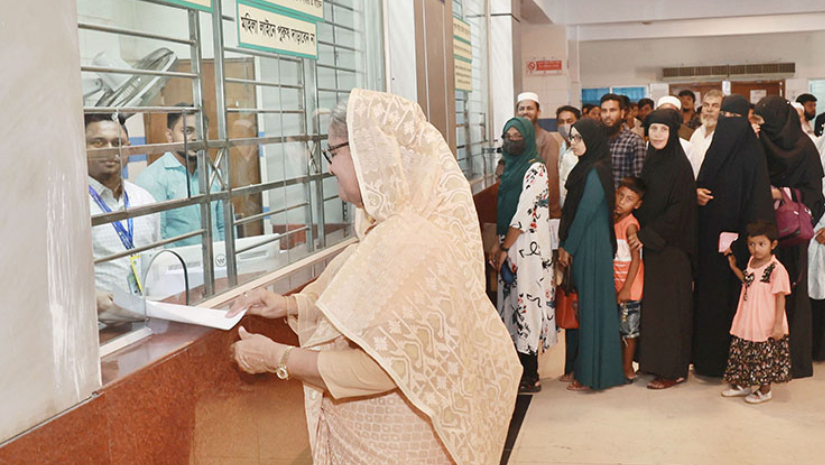 কাউন্টার থেকে ১০ টাকার টিকিট কাটছেন প্রধানমন্ত্রী
