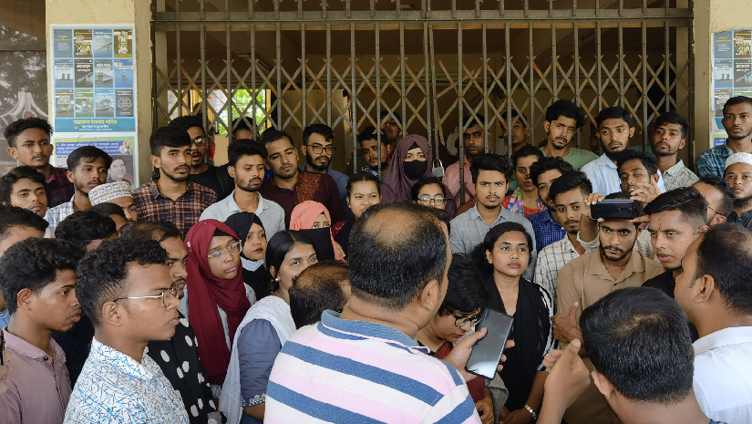 আন্দোলনরত নোবিপ্রবির বিএমএস বিভাগের শিক্ষার্থীরা