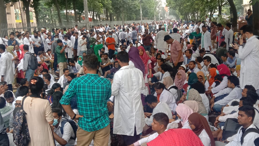 শাহবাগে আন্দোলনরত চিকিৎসকরা