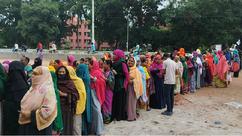 ভোটদানের জন্য ভোটারদের কেন্দ্রের বাইরে অপেক্ষা