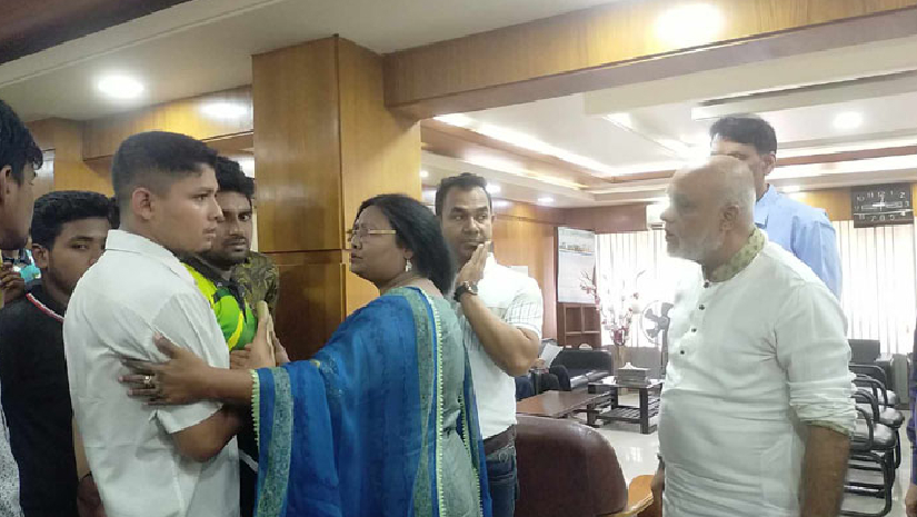 মিটিং চলাকালে কার্যালয়ে প্রবেশ করায় ক্ষিপ্ত হন ইবি উপাচার্য অধ্যাপক ড. শেখ আবদুস সালাম