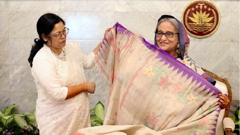 প্রধানমন্ত্রীকে কলাগাছের তন্তু থেকে তৈরি শাড়ি উপহার