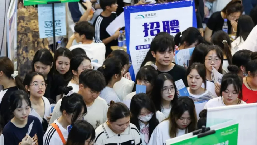 চাকরির বাজারে সাফল্য অর্জন করতে না পেরে নিজেদের গুটিয়ে নিচ্ছেন চীনা তরুণরা