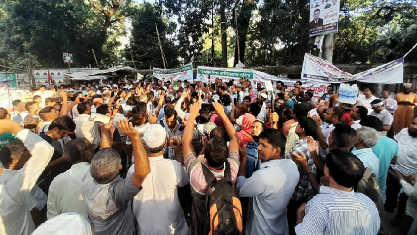 প্রেস ক্লাবে আন্দোলনরত শিক্ষকরা