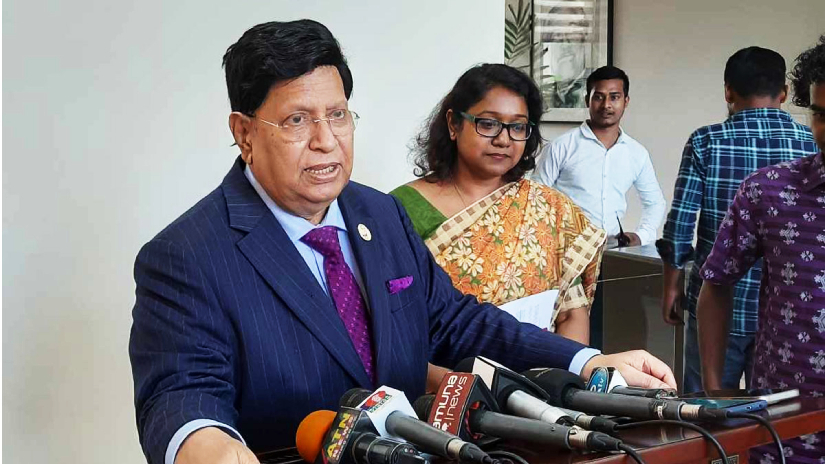 সাংবাদিকদের সাথে কথা বলছেন পররাষ্ট্রমন্ত্রী এ কে আব্দুল মোমেন