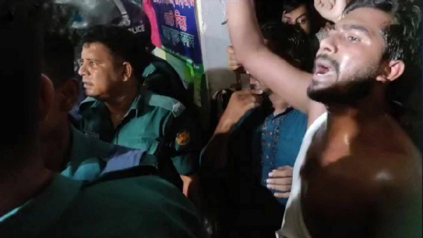 তালাবদ্ধ কার্যালয়ে প্রবেশের চেষ্টাকালে নুরদের সঙ্গে পুলিশের ‘ধস্তাধস্তি’