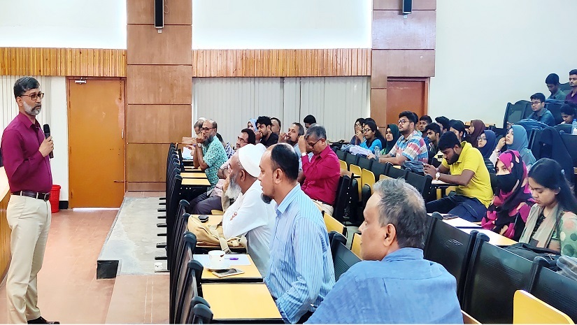 ‘এআই কাজের জায়গা দখল করলেও তা মানুষই সৃষ্টি করেছে’