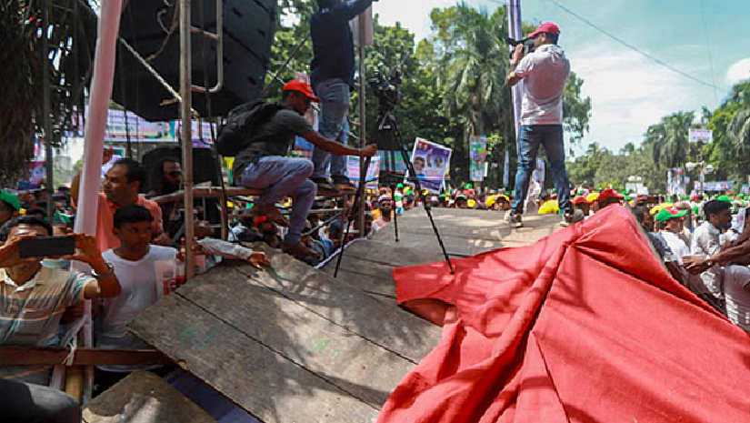 নেতাদের ভারে ভেঙে গেছে ‘তারুণ্যের  সমাবেশ’র মঞ্চ