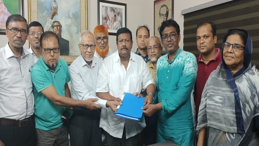 প্রধানমন্ত্রীর রাজনৈতিক উপদেষ্টা কবির বিন আনোয়ারের সঙ্গে দেখা করেছেন শিক্ষক নেতারা