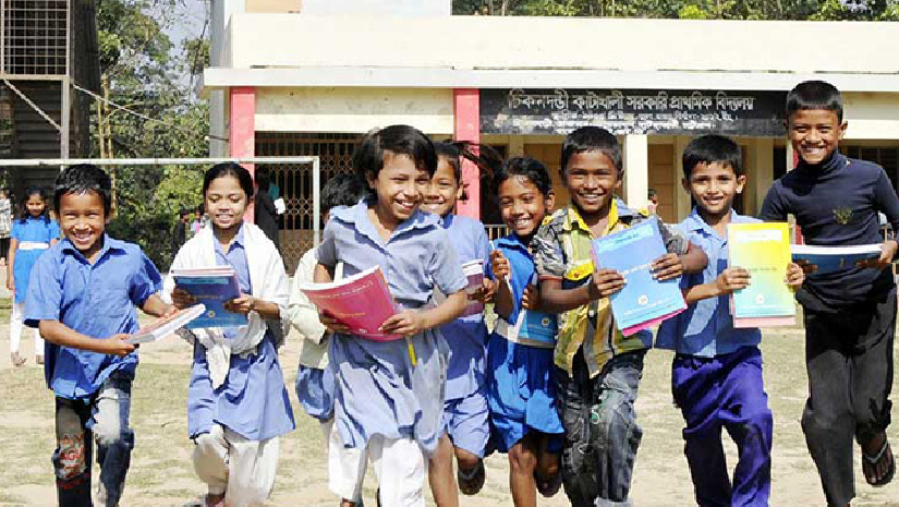 স্কুল ছুটির পর বাড়ি ফিরছেন শিক্ষার্থীরা