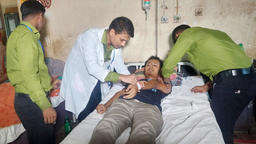 হাসপাতালে চিকিৎসা নিচ্ছেন আহত সাংবাদিক আব্দুল্লাহ আল মামুন