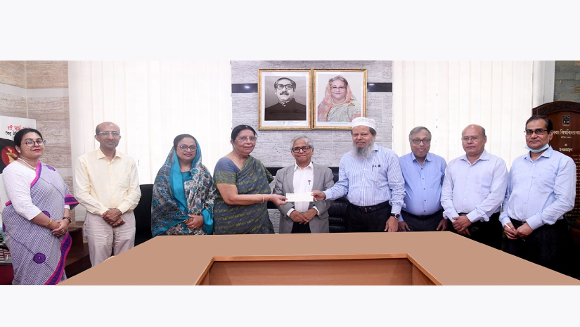 ট্রেজারারের কাছে চেক হস্তান্তর করছেন অধ্যাপক ড. পারভীন হক