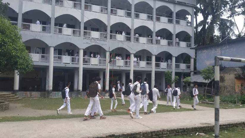 শিক্ষকরা ক্লাস বর্জন করায় স্কুলে এসে শিক্ষার্থীরা ফিরে যাচ্ছে