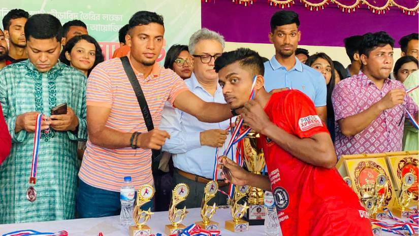 খেলা শেষে খেলোয়াড়দের পুরস্কার বিতরণ করা হয়