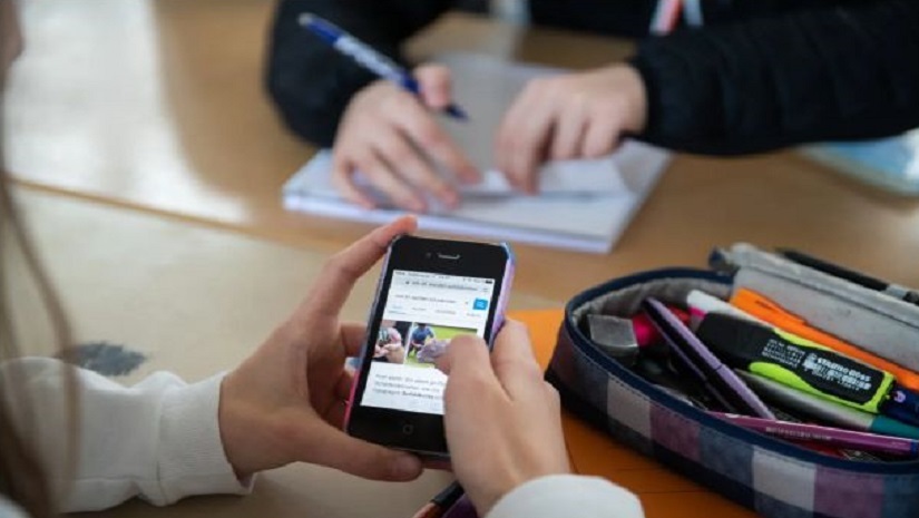 স্কুলে স্মার্টফোন নিষিদ্ধ করতে বলল ইউনেস্কো