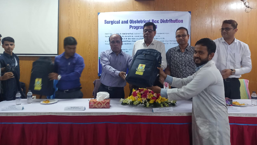শিক্ষার্থীর নিকট তুলে দেয়া হচ্ছে সার্জিক্যাল কিটবক্স