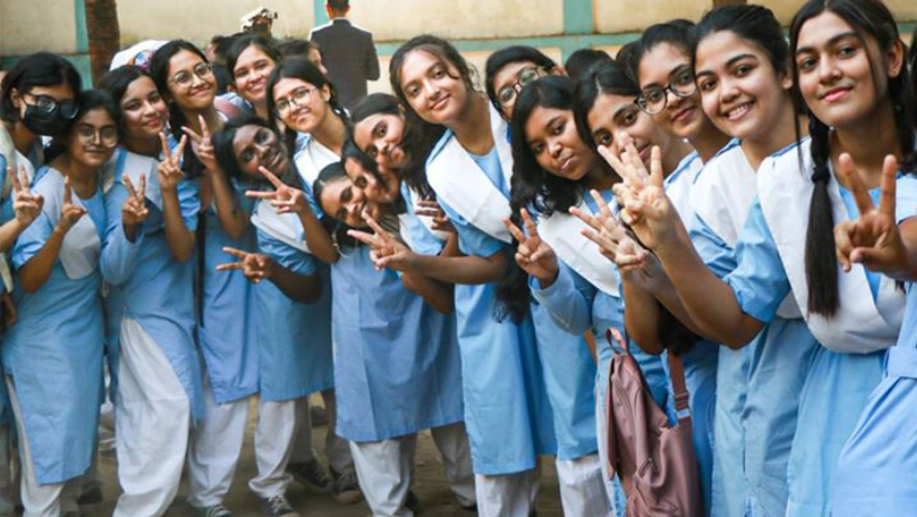 এসএসসি পরীক্ষায় জিপিএ-৫ পেয়ে উল্লাস করছে ভিকারুন্নেছা স্কুলের শিক্ষার্থীরা