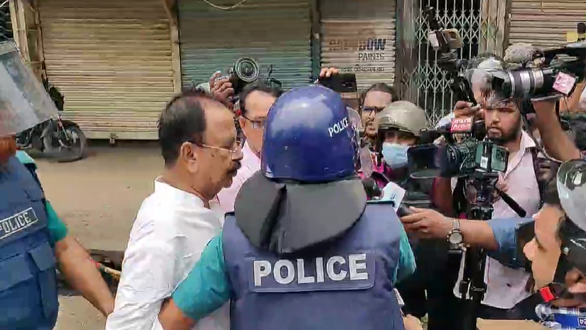 লাঠিচার্জে আহত গয়েশ্বর চন্দ্র রায়কে ঘটনাস্থল থেকে সরিয়ে নিচ্ছে পুলিশ