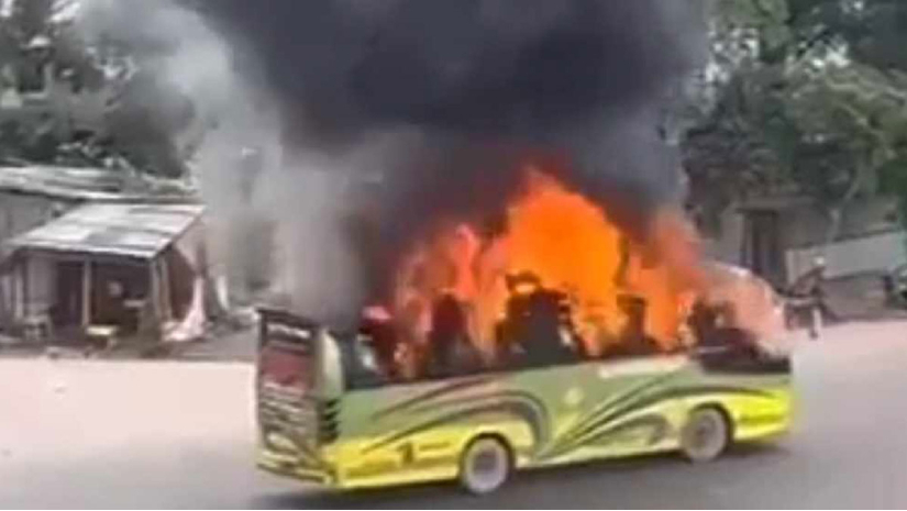 মাতুয়াইলে এক বাসে আগুন ধরিয়ে দেয় বিএনপি নেতাকর্মীরা