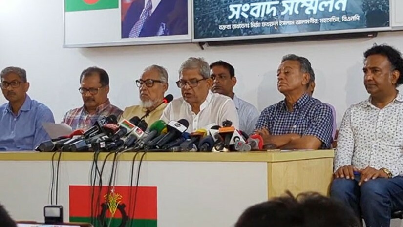 সংবাদ সম্মেলনে বক্তব্য রাখছেন মির্জা ফখরুল