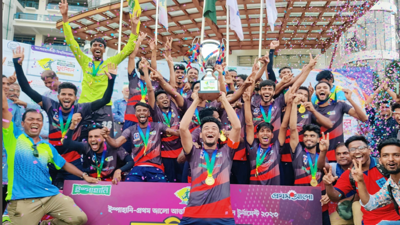 চ্যাম্পিয়ন ট্রপি নিয়ে গণ বিশ্ববিদ্যালয়ের খেলোয়াড়দের উল্লাস