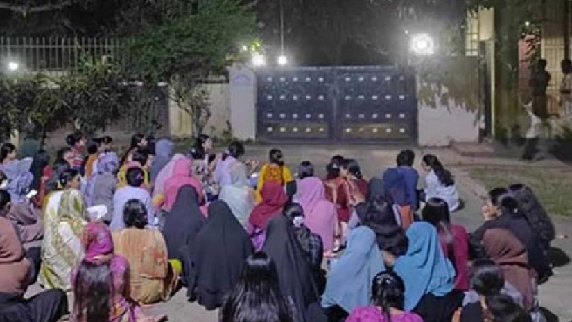 জাবি উপাচার্যের বাসভবনের সামনে অবস্থান নিয়ে ছাত্রীদের বিক্ষোভ