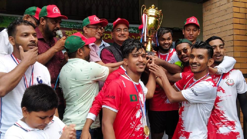 বিজয়ী দলের হাতে ট্রফি তুলে দেয়া হচ্ছে 