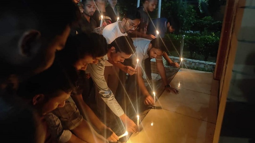 বঙ্গবন্ধুর প্রতিকৃতির সামনে মোমবাতি প্রজ্বালন করে নোয়াখালী জেলা ছাত্রলীগ