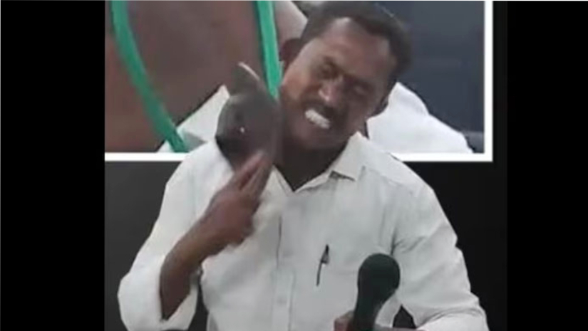 নির্বাচনী প্রতিশ্রুতি পূরণে ব্যর্থ, নিজেকেই জুতা মারলেন কাউন্সিলর