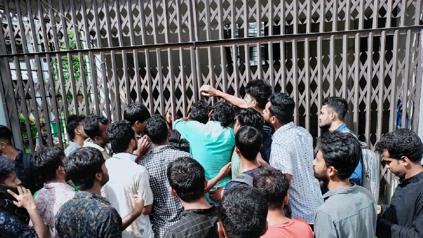 মেডিকেল সেন্টারে পর্যাপ্ত সুযোগ-সুবিধা না থাকায় ক্ষুদ্ধ হয়ে প্রশাসনিক ভবনে তালা দিচ্ছেন শিক্ষার্থীরা