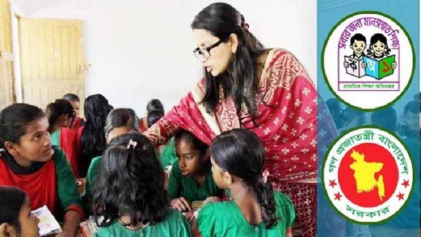 ক্লাস নিচ্ছেন প্রাথমিক শিক্ষক