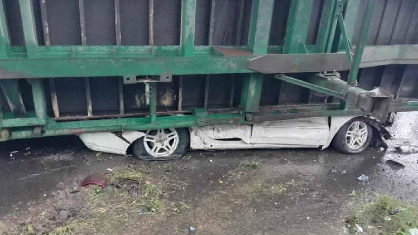 প্রাইভেট কারের ওপর কনটেইনার, অলৌকিকভাবে বাঁচলেন ৪ যাত্রী