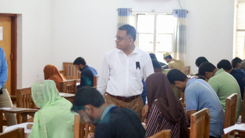 ভর্তি পরীক্ষার কেন্দ্র পরিদর্শনে করছেন উপাচার্য অধ্যাপক ডা. জামাল উদ্দিন ভূঞা
