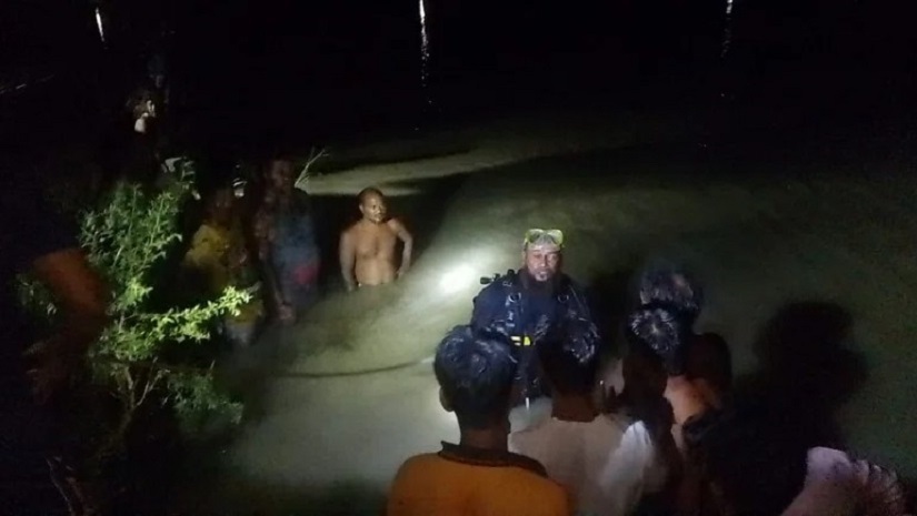 ট্রলার ডুবিতে নিখোঁজদের উদ্ধারে অভিযান চালাচ্ছে ডুবুরি দল