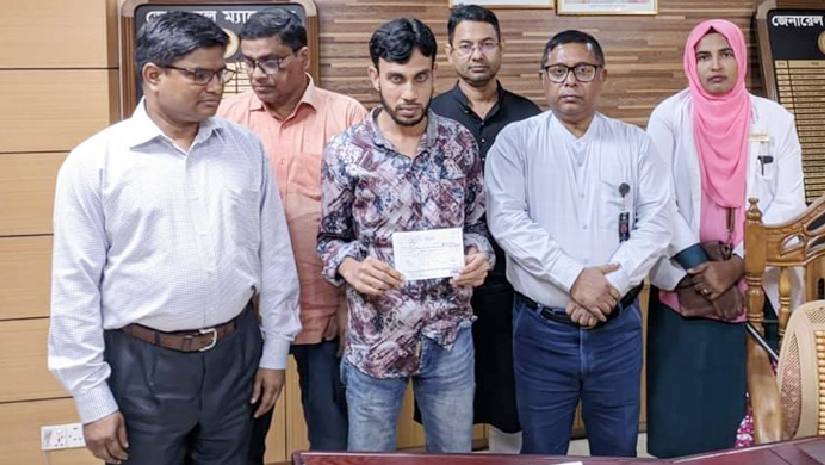 ভাড়া পরিশোধ শেষে রেলওয়ে কর্মকর্তাদের সাথে আবু রায়হান