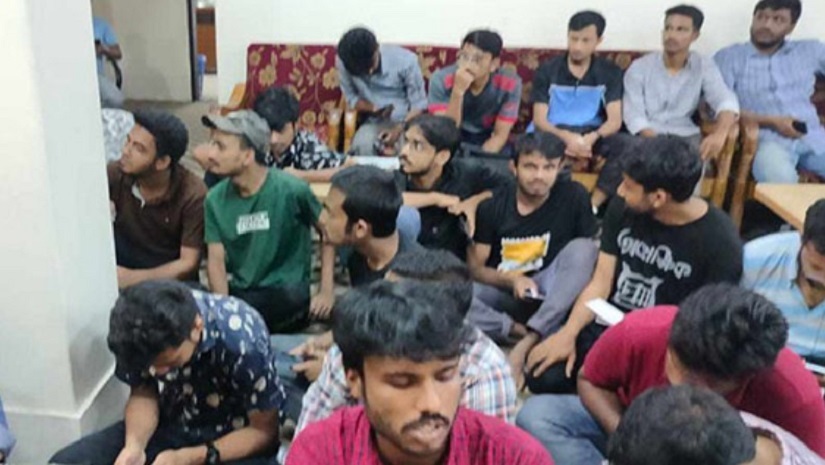স্বারকলিপি দিতে উপাচার্যের কার্যালয়ে পবিপ্রবি শিক্ষার্থীদের অবস্থান