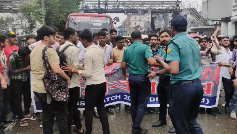 সড়ক থেকে সরে যেতে শিক্ষার্থীদের বুঝাচ্ছে পুলিশ