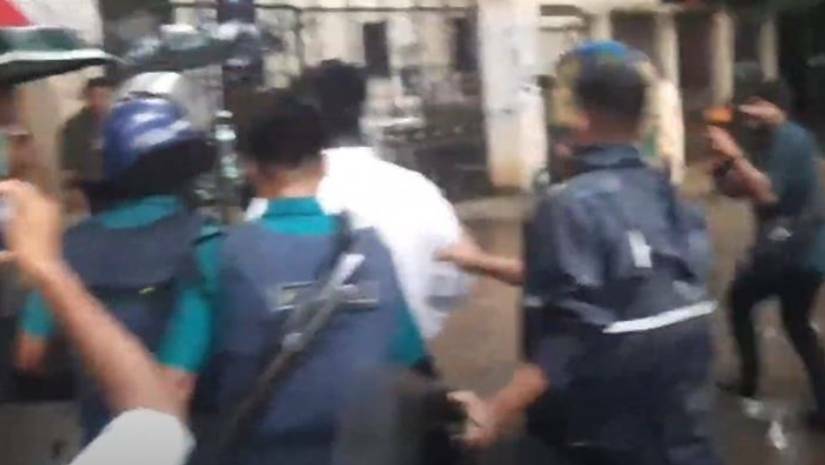 আটক করে শাহবাগ থানায় নিয়ে যাওয়া হচ্ছে