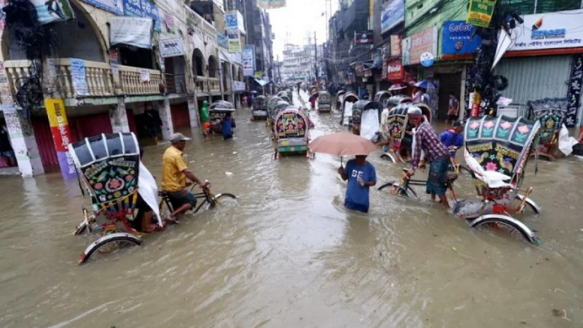 পুরো শহরের মানুষ পানি বন্দি হয়ে আছে