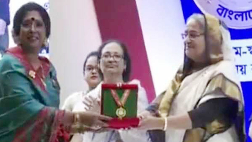 পদক তুলে দিচ্ছেন প্রধানমন্ত্রী শেখ হাসিনা