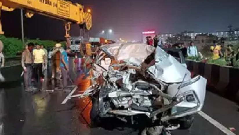 দুর্ঘটনায় ক্ষতিগ্রস্ত গাড়িটি সরিয়ে নিতে কাজ করছে আইনশৃঙ্খলা বাহিনীর সদস্যরা